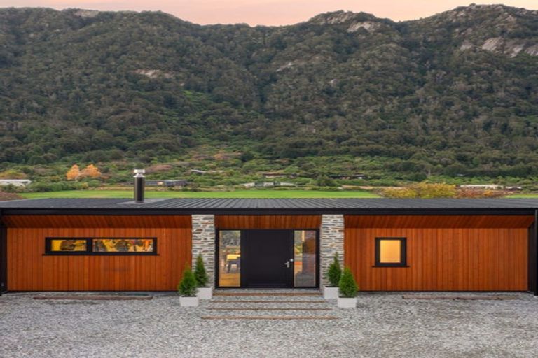 Photo of property in 42 Tui Drive, Mount Creighton, Queenstown, 9371