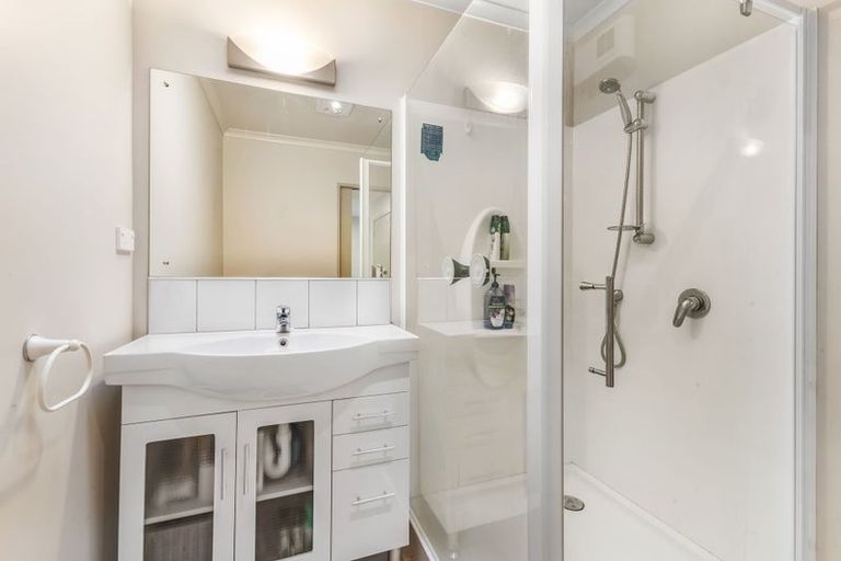 Photo of property in Caversham Park, 2/18 Caversham Road, Westmere, Whanganui, 4501