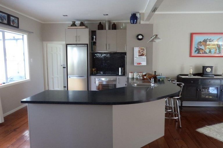 Photo of property in 4 Centreway Road, Port Waikato, Tuakau, 2695