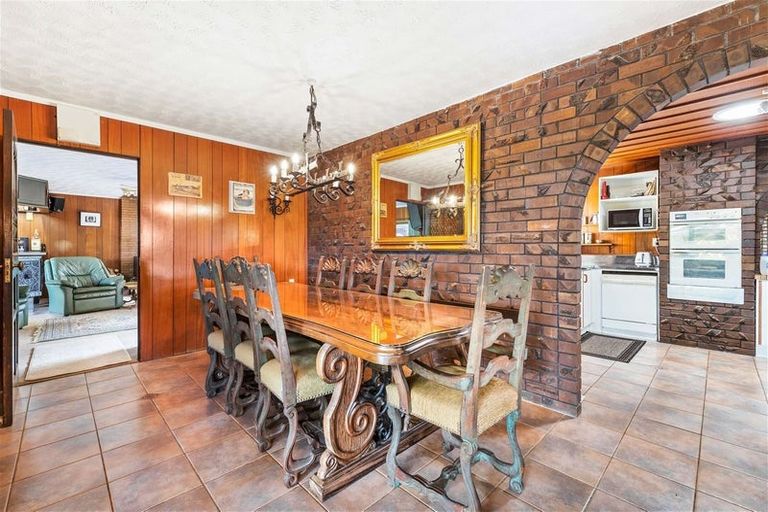 Photo of property in 185 Red Hills Road, Massey, Henderson, 0782