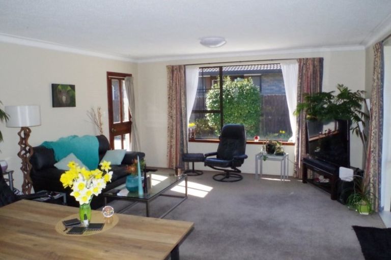 Photo of property in 2/14 Resolution Place, Bryndwr, Christchurch, 8053