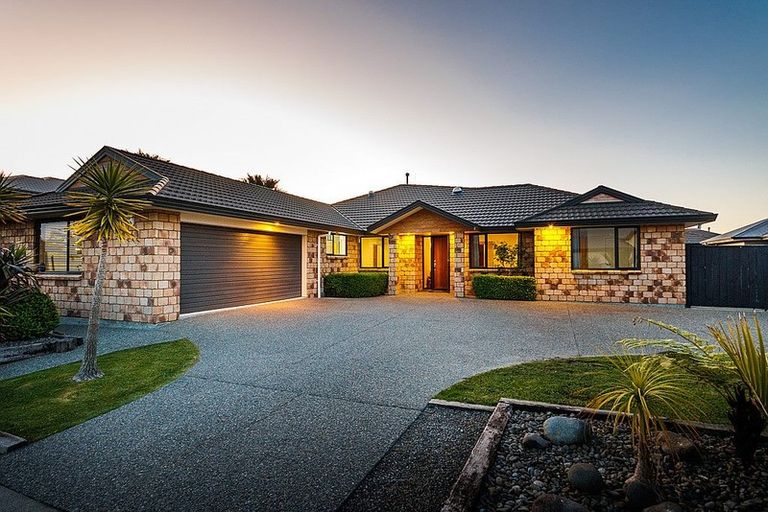Photo of property in 33 Rodeo Drive, Kelvin Grove, Palmerston North, 4414