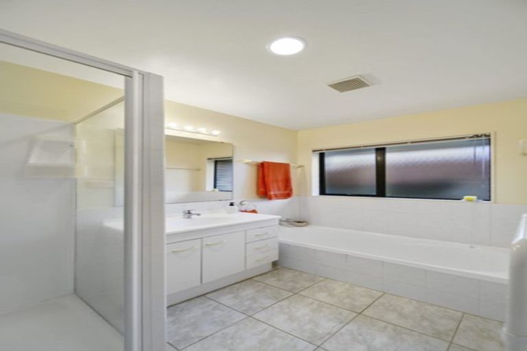 Photo of property in 1/20 Limerick Place, Dannemora, Auckland, 2016