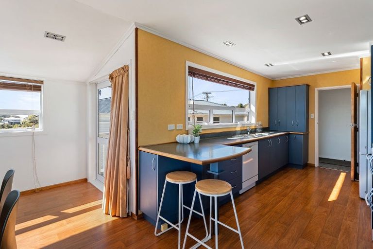 Photo of property in 32 Brooker Grove, Newlands, Wellington, 6037