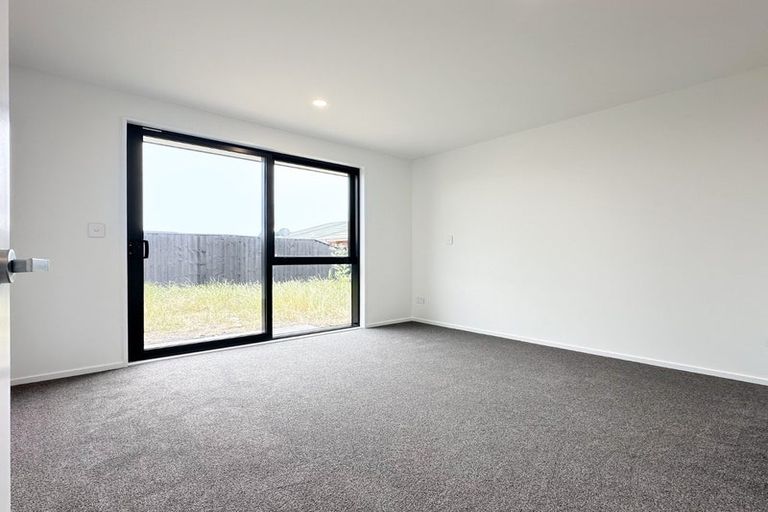 Photo of property in 33 Akoranga Place, Hornby, Christchurch, 8042