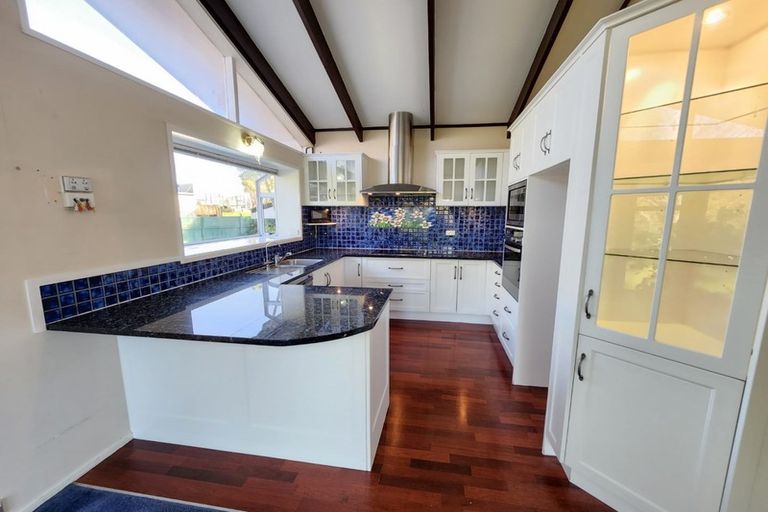 Photo of property in 27 Mirrabooka Avenue, Botany Downs, Auckland, 2010