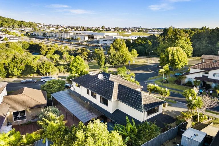Photo of property in 1 Seresin Crescent, Flat Bush, Auckland, 2016