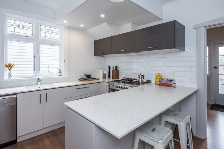 Photo of property in 32 Queens Drive, Kilbirnie, Wellington, 6022