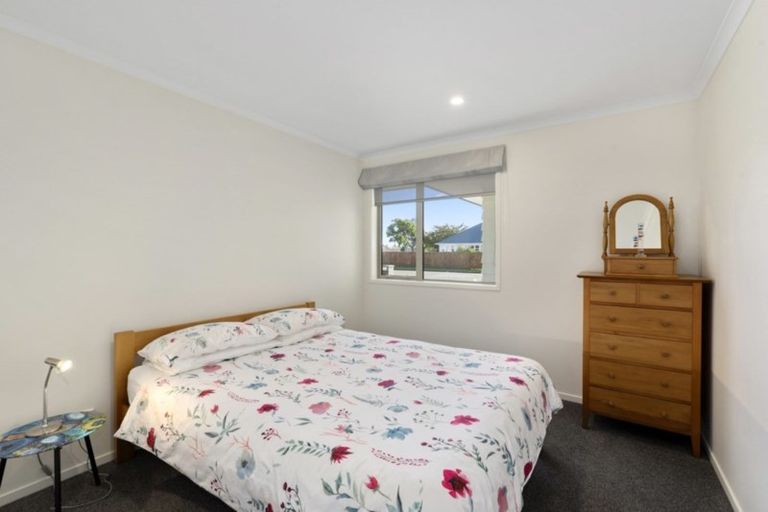 Photo of property in 2 Queenwood Road, Levin, 5510