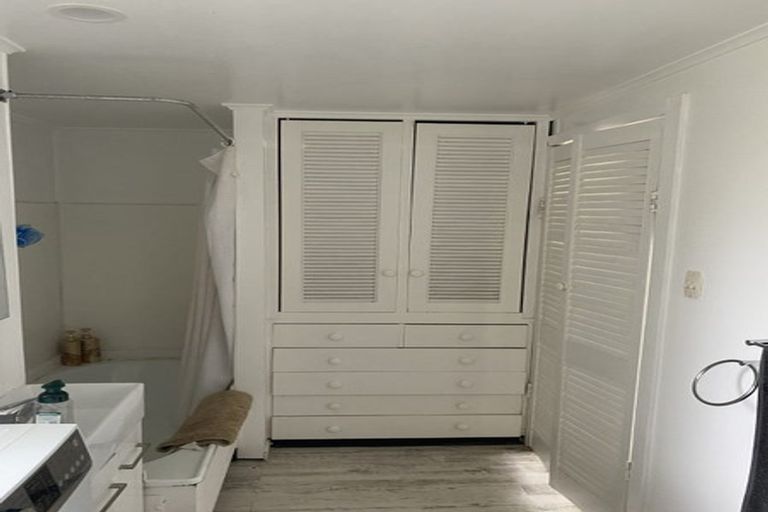 Photo of property in Churchill Flats, 213 The Terrace, Wellington Central, Wellington, 6011