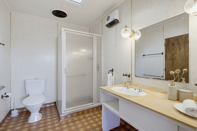 Photo of property in 8 Manahi Avenue, Kawaha Point, Rotorua, 3010
