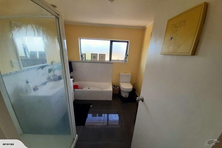 Photo of property in 3/20 Glen Vista Place, Bayview, Auckland, 0629