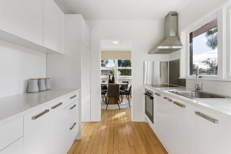 Photo of property in 3/166 East Coast Road, Forrest Hill, Auckland, 0620