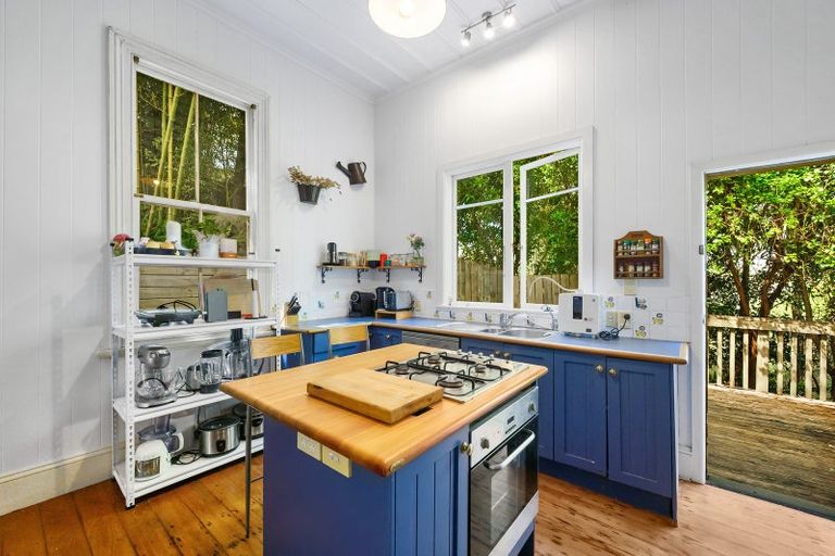 Photo of property in 10 Limmer Place, Browns Bay, Auckland, 0632