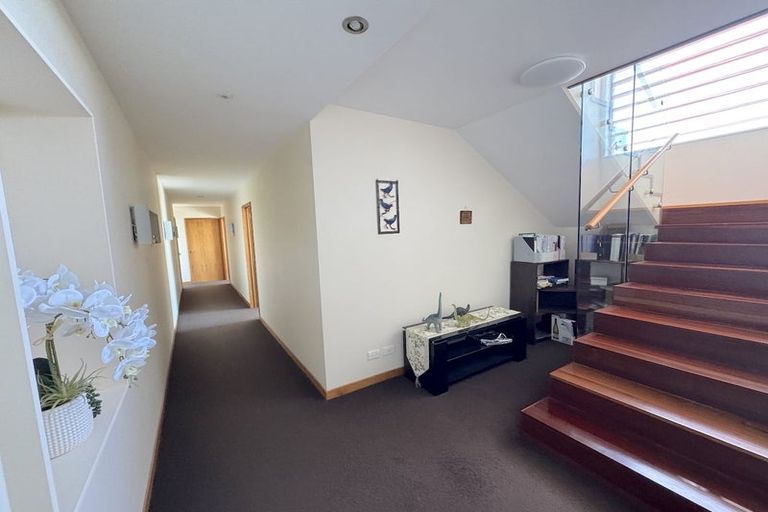 Photo of property in 2 Clearview Lane, Mount Pleasant, Christchurch, 8081