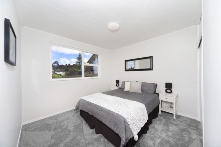Photo of property in 9 Datura Place, Sunnynook, Auckland, 0620