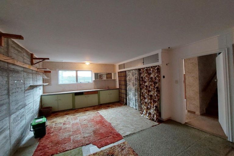 Photo of property in 2 Onslow Place, Merrilands, New Plymouth, 4312