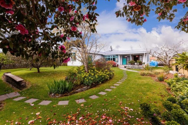 Photo of property in 39 Waiwaka Terrace, Strandon, New Plymouth, 4312