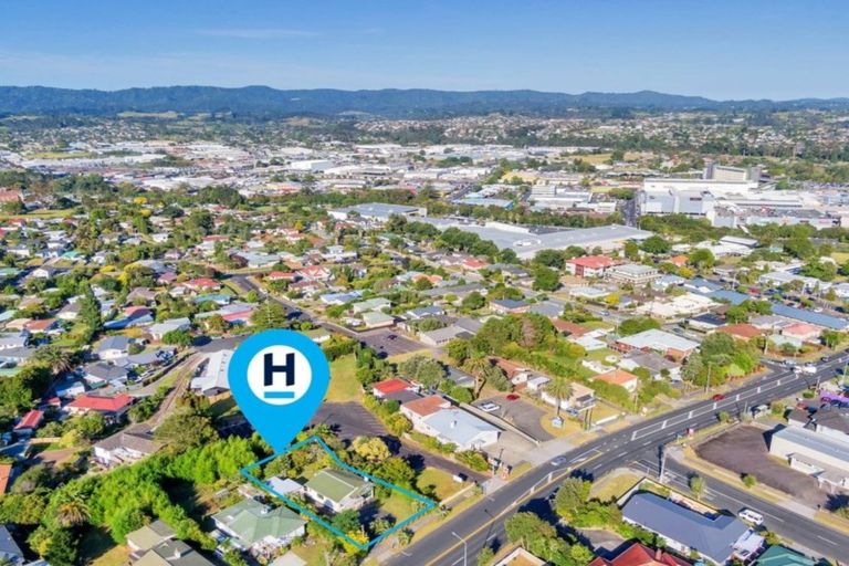 Photo of property in 300 Great North Road, Henderson, Auckland, 0612