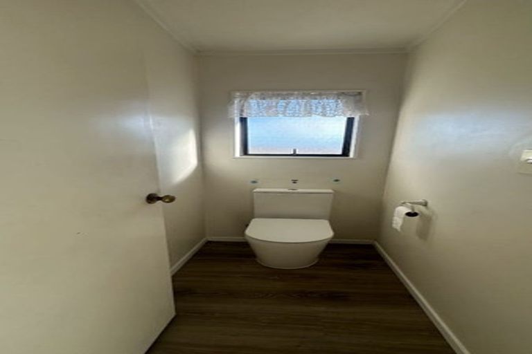 Photo of property in 3/4144 Great North Road, Glendene, Auckland, 0602