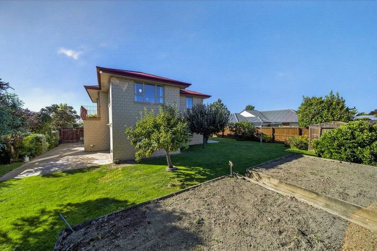Photo of property in 31 Willowview Drive, Redwood, Christchurch, 8051