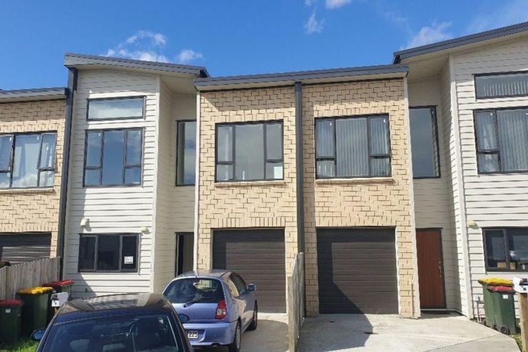 Photo of property in 16 Millcroft Lane, Ranui, Auckland, 0612