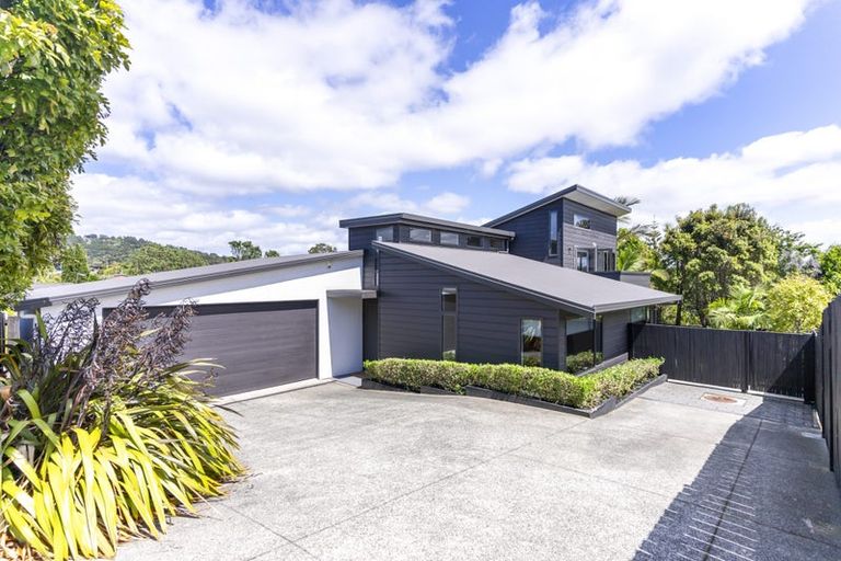 Photo of property in 25a Barron Drive, Green Bay, Auckland, 0604