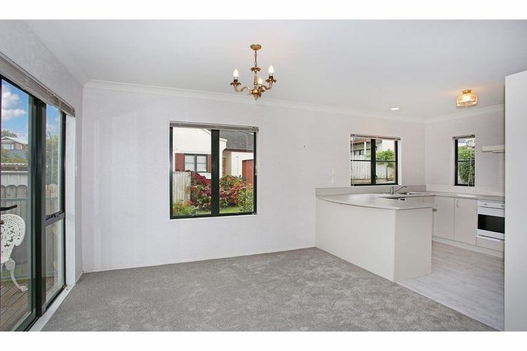 Photo of property in 2/7 Ribbonwood Crescent, Goodwood Heights, Auckland, 2105