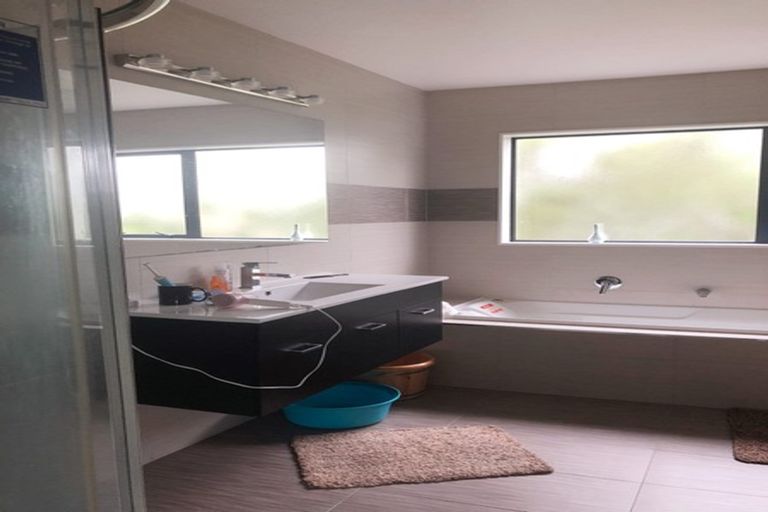 Photo of property in 10b Harrybrook Road, Green Bay, Auckland, 0604