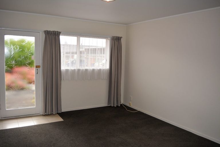 Photo of property in 8/318 Te Atatu Road, Te Atatu South, Auckland, 0610