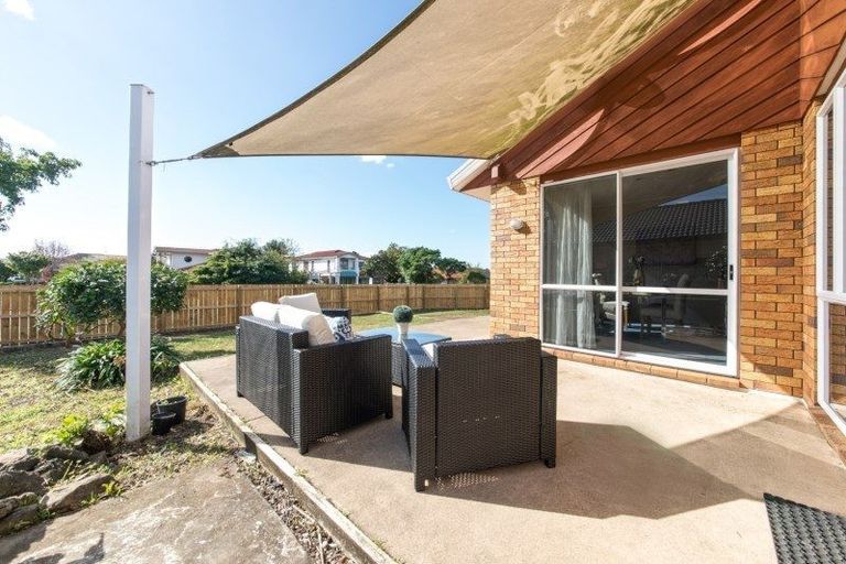 Photo of property in 1 Campian Place, Golflands, Auckland, 2013