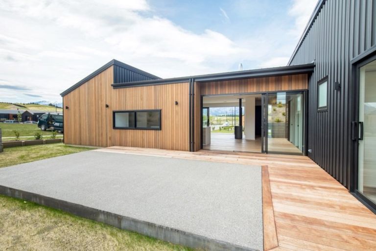 Photo of property in 33 Obelisk Street, Wanaka, 9305