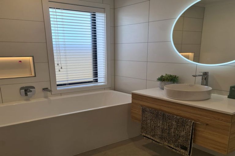 Photo of property in 100 Metoriti Crescent, Karaka, 2124