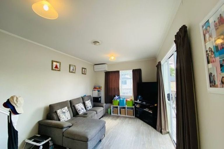 Photo of property in 2/18 Elliott Avenue, Bayview, Auckland, 0629