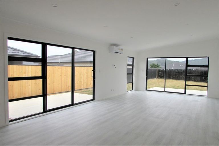 Photo of property in 8 Whitten Way, Wallaceville, Upper Hutt, 5018