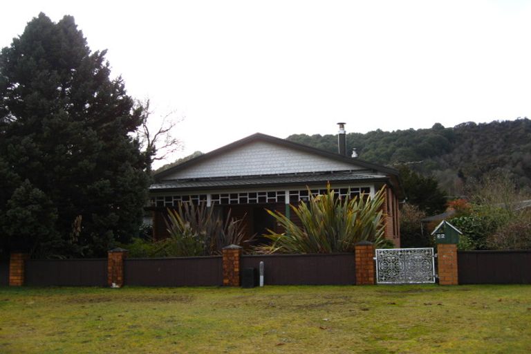 Photo of property in 35 Davis Street, Reefton, 7830