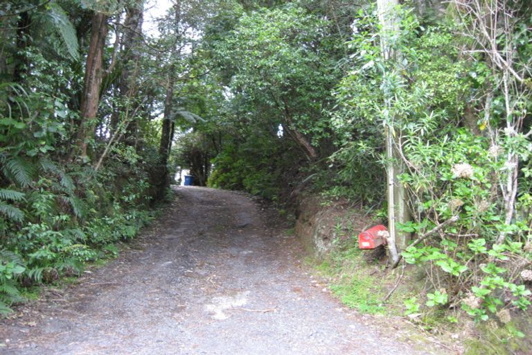 Photo of property in 21 Quinns Road, Waiatarua, Auckland, 0612