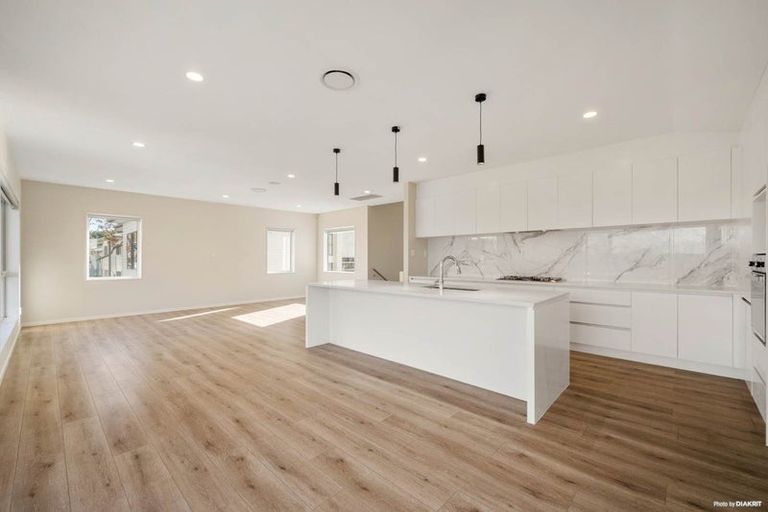 Photo of property in 11a Kaihu Street, Northcote, Auckland, 0627