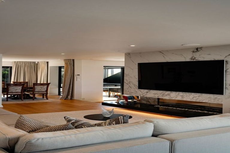 Photo of property in 1/60 Milford Road, Milford, Auckland, 0620