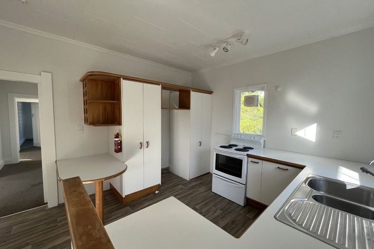 Photo of property in 24 Hungerford Road, Lyall Bay, Wellington, 6022