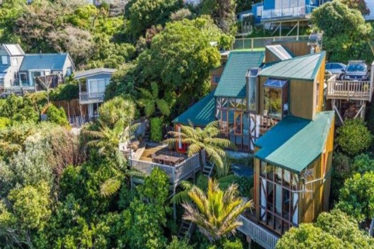 Photo of property in 6 Nakora Road, Karaka Bays, Wellington, 6022