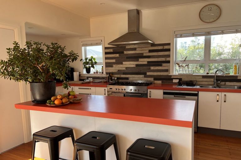 Photo of property in 123 Queens Drive, Lyall Bay, Wellington, 6022