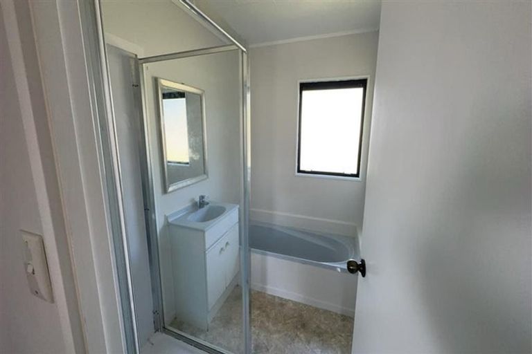 Photo of property in 1/107 Santiago Crescent, Unsworth Heights, Auckland, 0632