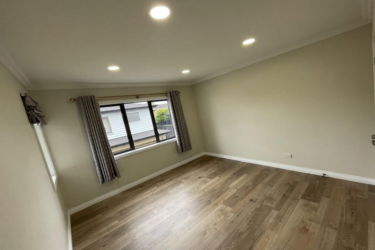 Photo of property in 791a East Coast Road, Northcross, Auckland, 0630