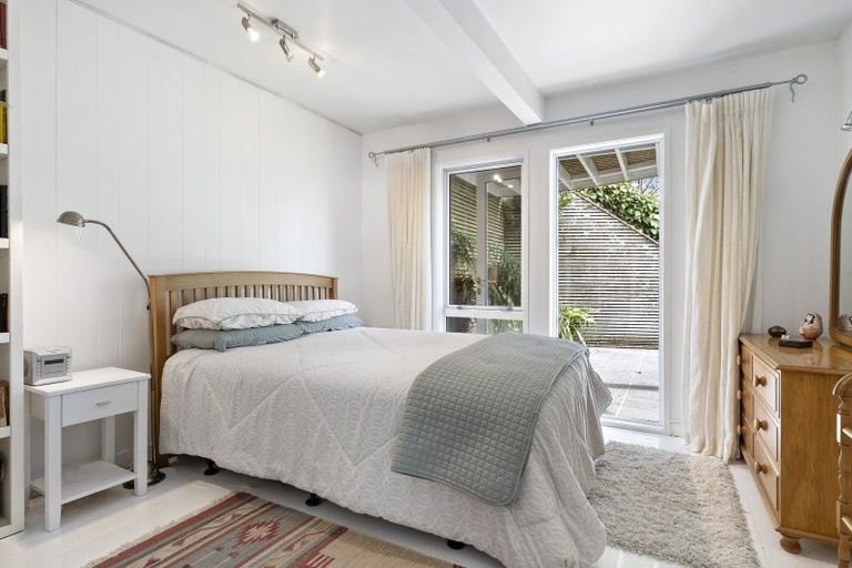 Photo of property in 15 Wadestown Road, Wadestown, Wellington, 6012