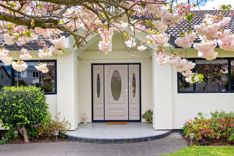 Photo of property in 2 Hikanui Place, Havelock North, 4130