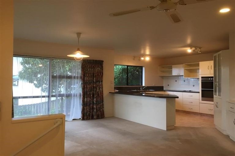 Photo of property in 21 Taupiko Place, Green Bay, Auckland, 0604