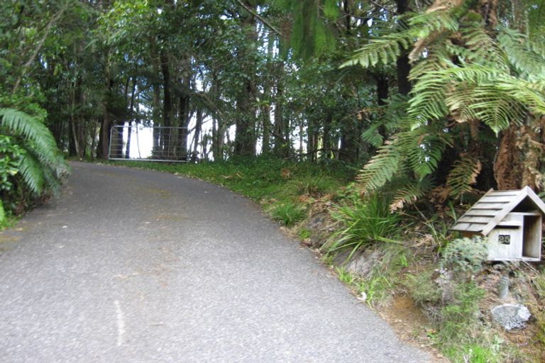 Photo of property in 25 Quinns Road, Waiatarua, Auckland, 0612