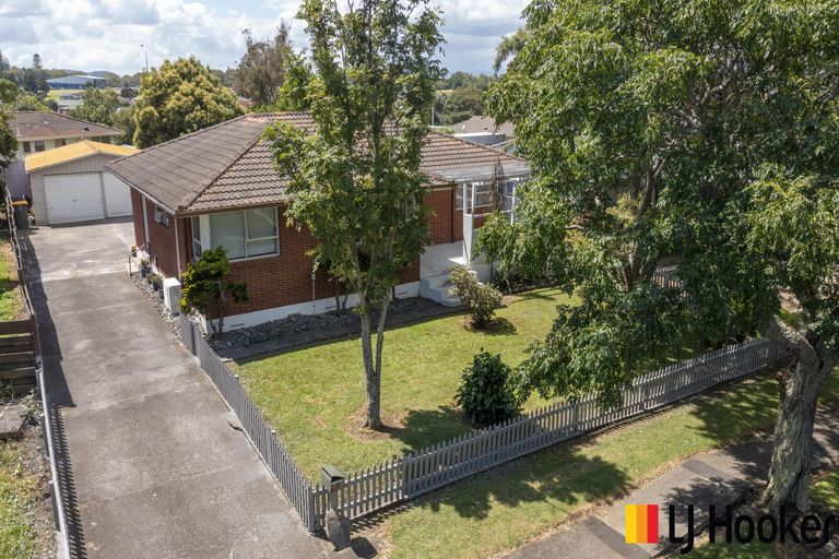 Photo of property in 8 Leaver Place, Weymouth, Auckland, 2103