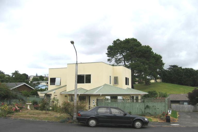 Photo of property in 2/12 Mira Place, Windsor Park, Auckland, 0632